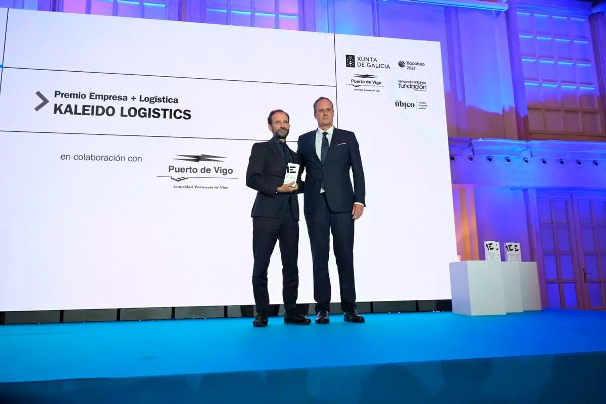 El CEO de Kaleido Logistics, Xoán Martínez, recoge el premio Empresa + Logística, otorgado a su compañía y entregado por el presidente de la Autoridad Portuaria de Vigo, Carlos Botana. / Carlos Pardellas / Casteleiro / Gus de la Paz