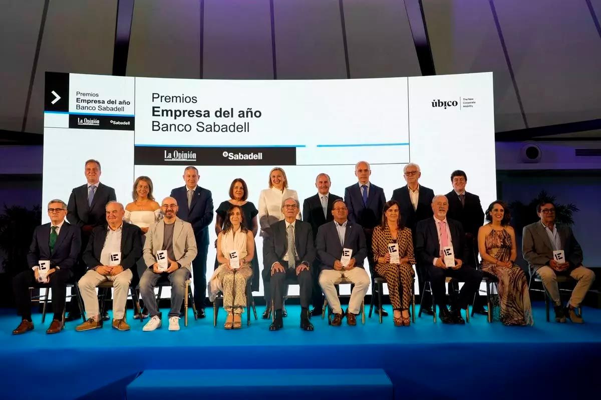 Foto de familia de todos los galardonados en los Premios Empresa del Año Banco Sabadell. / José Luis Fernández