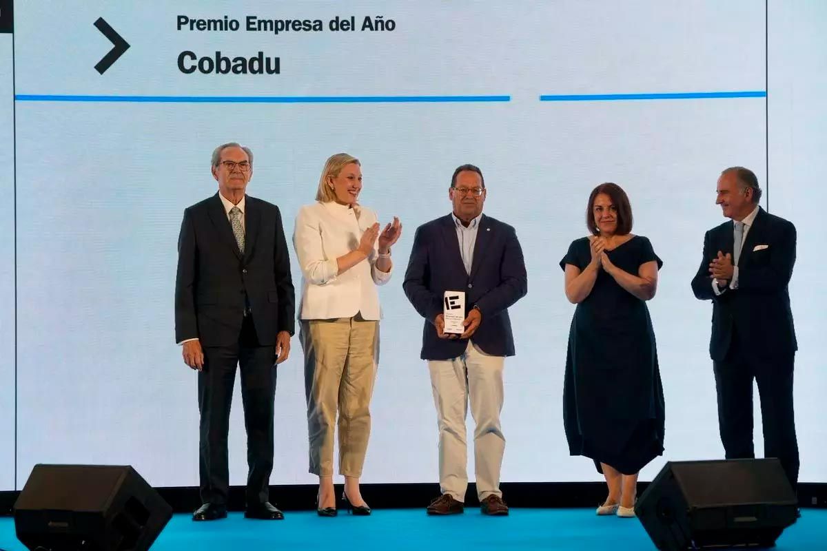 Isabel Blanco, vicepresidenta segunda de la Junta de Castilla y León; Ángeles Rivero, directora general de Prensa Ibérica en Castilla y León y Asturias; y Pablo Junceda, director general adjunto del Banco Sabadell, entregan el premio Empresa del Año a Cobadu: recogen el galardón Leoncio Viejo, presidente de Cobadu, y Rafael Sánchez Olea, director general de la empresa / José Luis Fernández