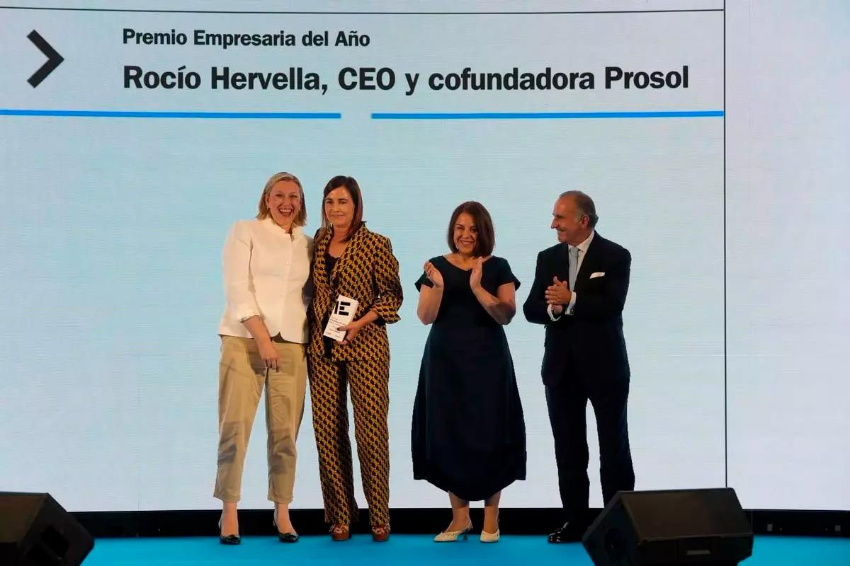 Isabel Blanco, vicepresidenta segunda de la Junta de Castilla y León; Ángeles Rivero, directora general de Prensa Ibérica en Castilla y León y Asturias; y Pablo Junceda, director general adjunto del Banco Sabadell, entregan el premio Empresa del Año a Cobadu: recogen el galardón Leoncio Viejo, presidente de Cobadu, y Rafael Sánchez Olea, director general de la empresa / José Luis Fernández